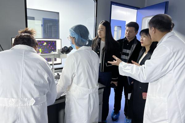 米教授为科协张主席解说必威官方首页官网生物医疗CTC手艺 米教授为科协张主席解说必威官方首页官网生物医疗CTC手艺.jpg